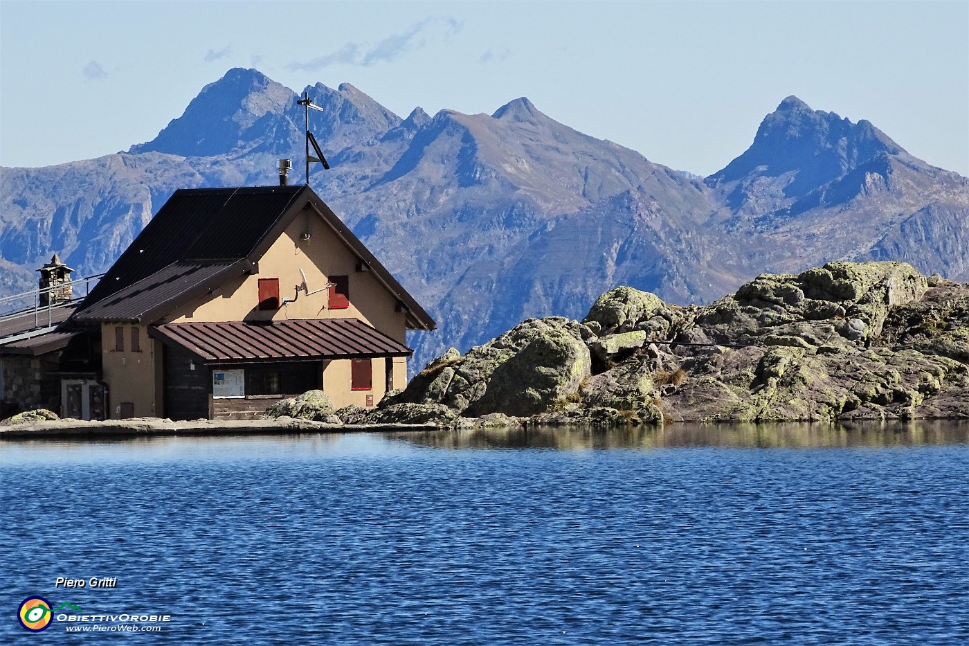 40 Dal Lago Piazzotti zoom  sul Rif. Benigni, sullo sfondo (da sx) Pradella-Cime Valsanguigno-Pizzo Farno-Monte Corte .JPG